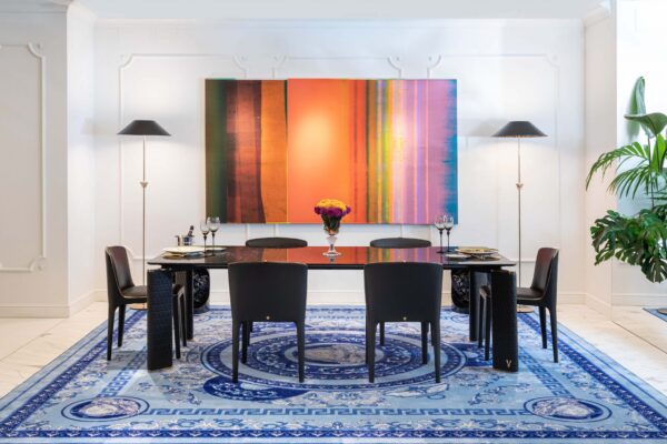 luxarte-VE-V-Marble-table_Medusa-Trono-chairs-scaled