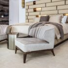 Fotel na drewnianych nóżkach Blondie Visionnaire luksusowe meble Luxarte