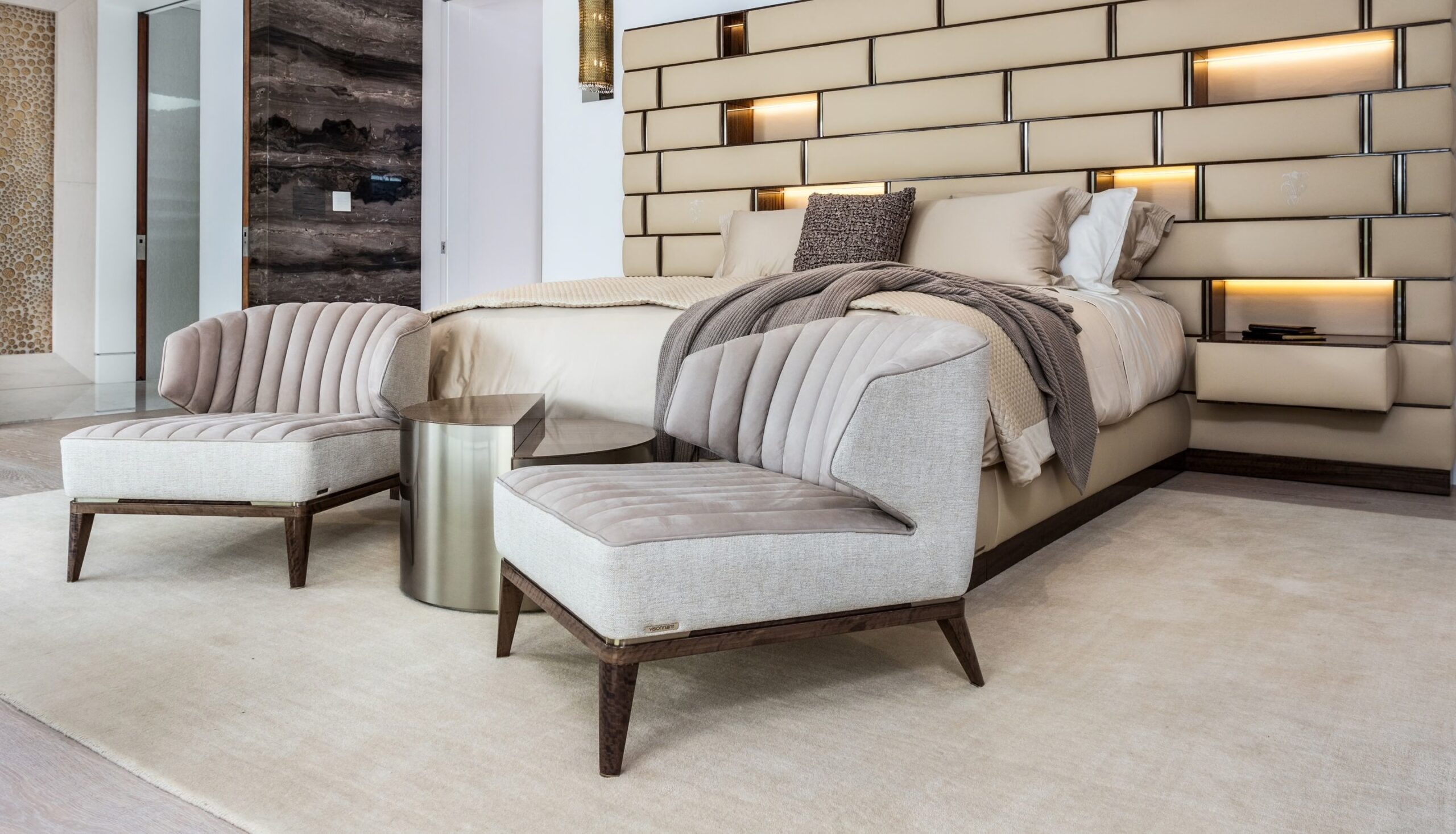 Fotel na drewnianych nóżkach Blondie Visionnaire luksusowe meble Luxarte