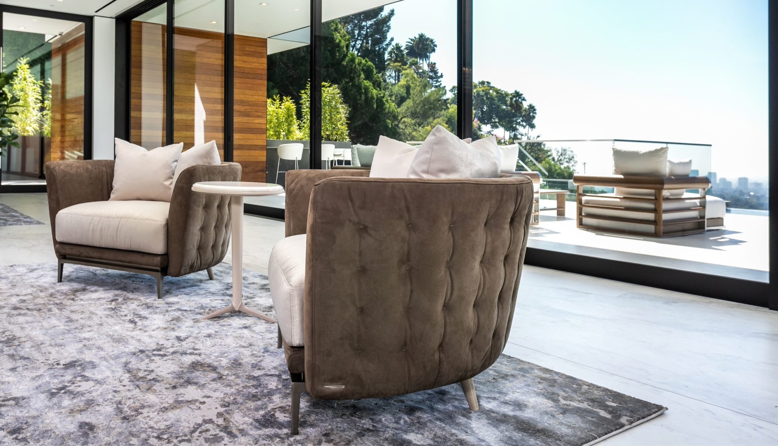 Fotel z pikowanym oparciem Legend Visionnaire luksusowe meble do salonu Luxarte