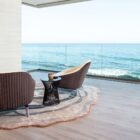 Elegancki fotel na nóżkach Whitney Visionnaire luksusowe meble Luxarte